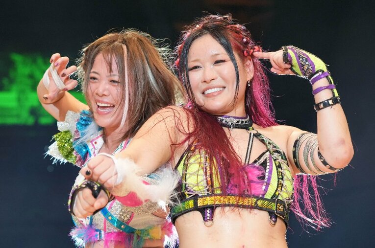 試合後、ポーズを取る岩谷麻優とイヨ・スカイ。伝説のタッグチーム・サンダーロック復活か。10月26日、両国国技館 ／ photograph by Essei Hara