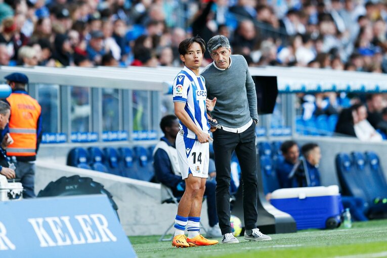 「クボはノルマル（普通）よ」辛口おばあちゃんにバルで遭遇も…カメラマンが撮った久保建英21歳の“軽快ドリブル＋母・祖母のような愛”(20)