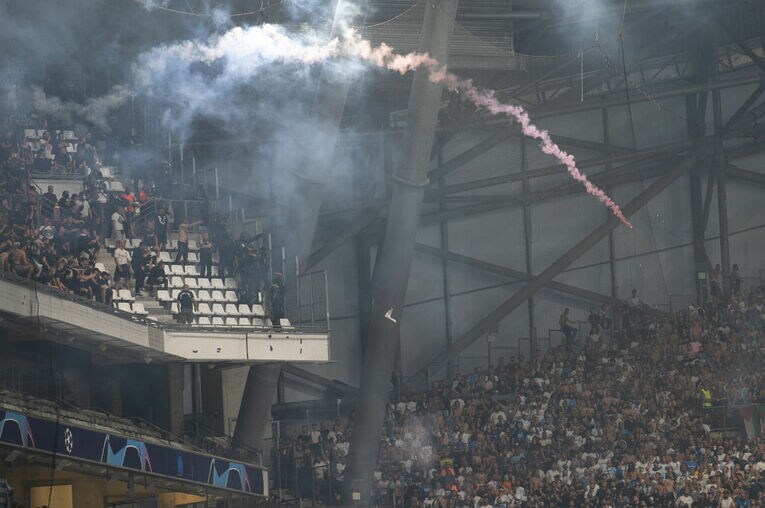 22年9月の欧州CL、マルセイユvsフランクフルトで飛び交う発煙筒　©Getty Images