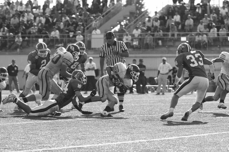 ボールをキャリーする渡辺（20番）／取材対象者提供