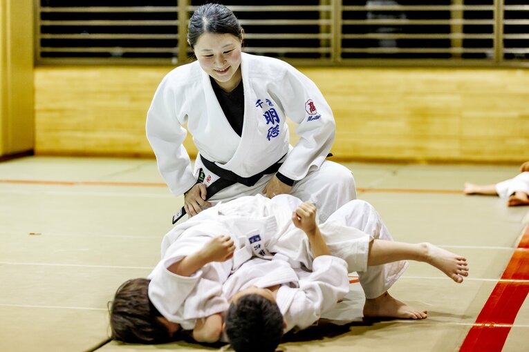 昨年から子供たちを指導する染宮さん（四街道警察・警和会）　©︎Kiichi Matsumoto