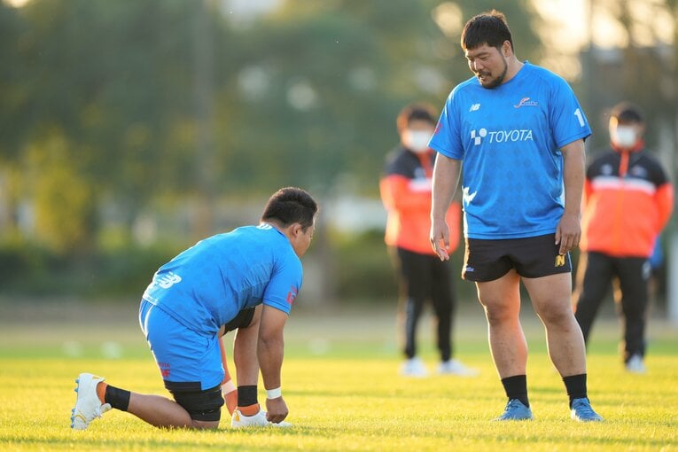 新加入した畠山健介と談笑する松岡「めっちゃしゃべる人ですね。刺激受けます」©Akito Iwamoto
