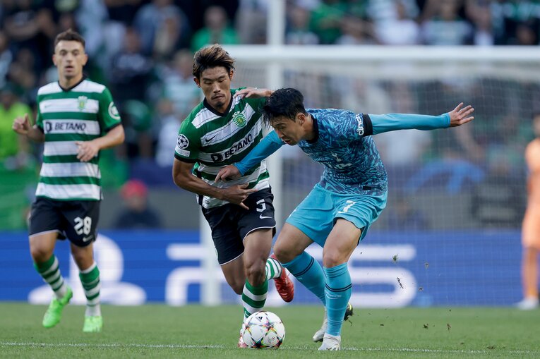 CLでトッテナムのソン・フンミンとマッチアップする守田英正。スポルティングCPの勝利に貢献した　©Getty Images