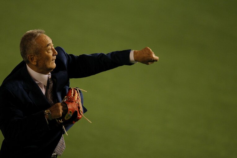 2010年日本シリーズの始球式にて　©Tamon Matsuzono