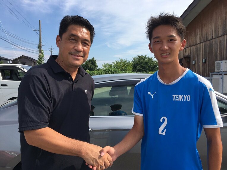 かつて自身も背負った「10番」をつける伊藤を激励する松波氏　©︎Takahito Ando