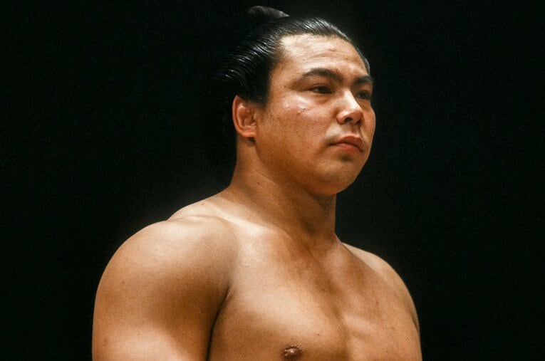 昭和の大横綱・千代の富士。両肩の脱臼という致命的なケガを、鍛え上げた肉体でカバーした ／ photograph by David Madison/Getty Images
