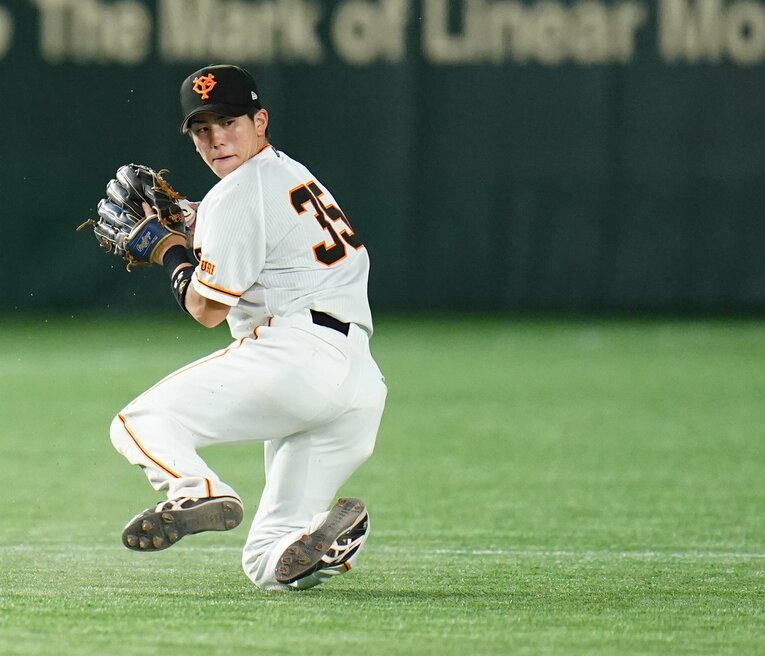 三塁守備で攻守を連発する巨人・門脇誠　©︎SANKEI SHIMUBUN