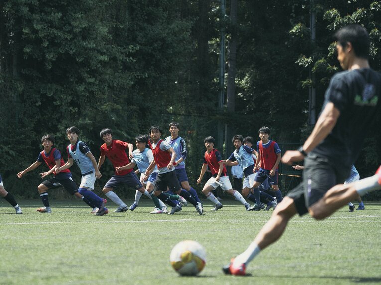 左利きの選手がいないため、林監督自ら蹴るシーンも　©︎Yuki Suenaga