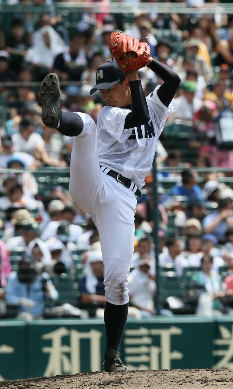 高橋奎二、龍谷大平安高時代のピッチング（写真は2015年3月のセンバツ）　©Sankei Shimbun