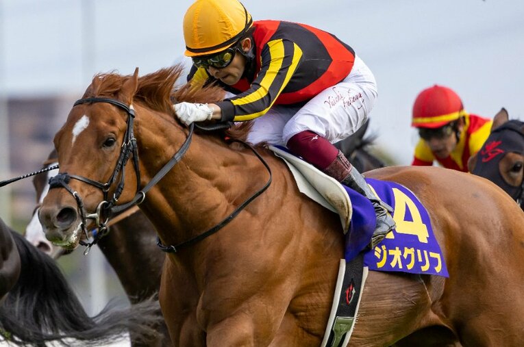 5番人気ながら皐月賞を制したジオグリフと福永祐一 ／ photograph by Photostud