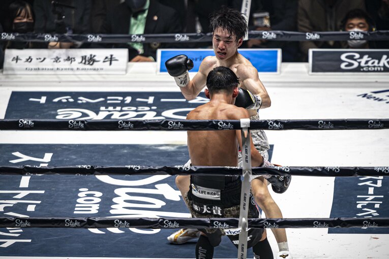 寺地のワンツーを被弾してよろめく京口　©Takuya Sugiyama