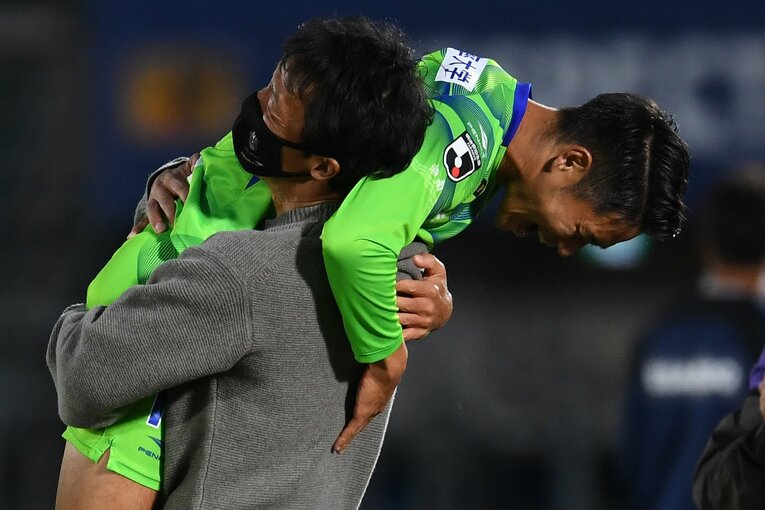 劇的な決勝ゴールを決めた横浜FC戦後、山口智監督に担ぎ上げられた山田直輝