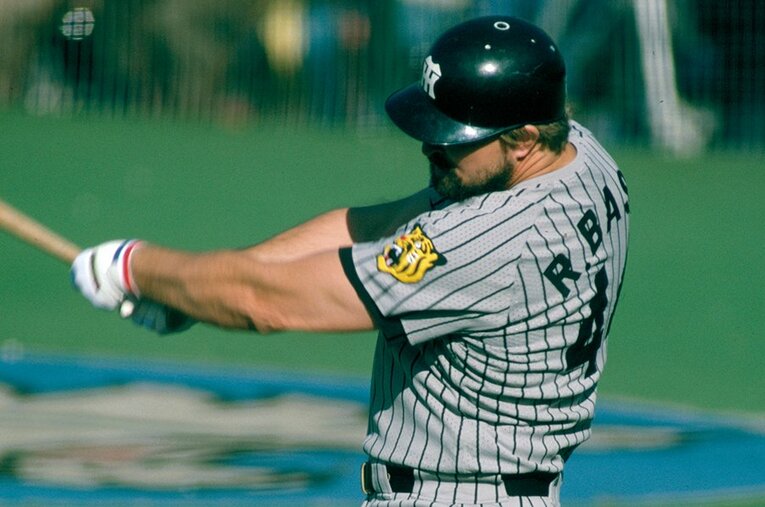 プロ野球史上最強外国人打者の呼び声高いランディ・バース。左打ちの大スラッガーだが、近年の外国人打者の成績を見てみると……。 ／ photograph by Kazuhito Yamada