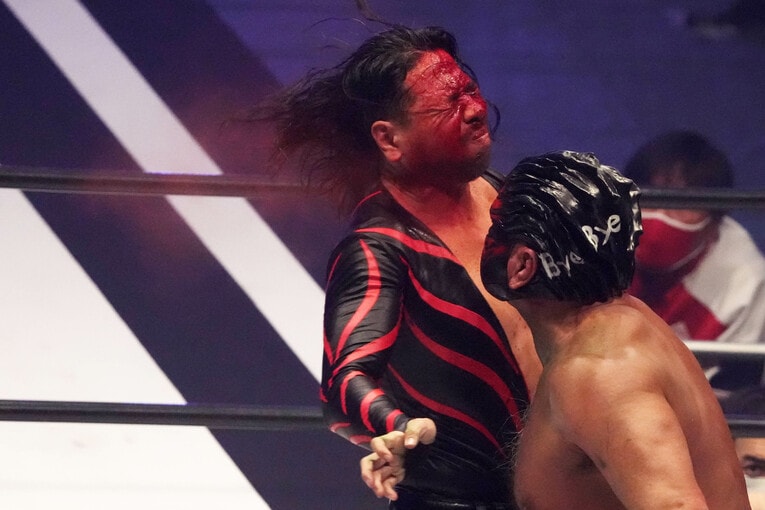 グレート・ムタの赤い毒霧を浴びる中邑真輔