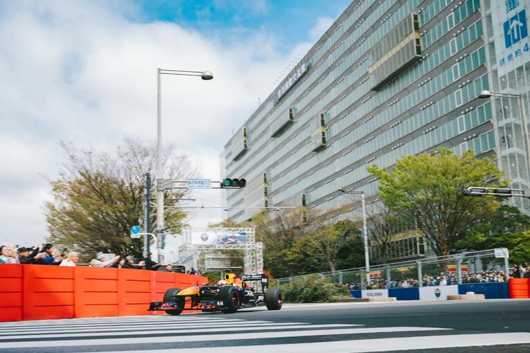 角田とレッドブルが東京・お台場で派手にデモランした『Red Bull Showrun x Powered by Honda』の模様　©Getty Images / Red Bull Content Pool