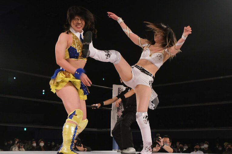 顔面蹴りも正面で食らう