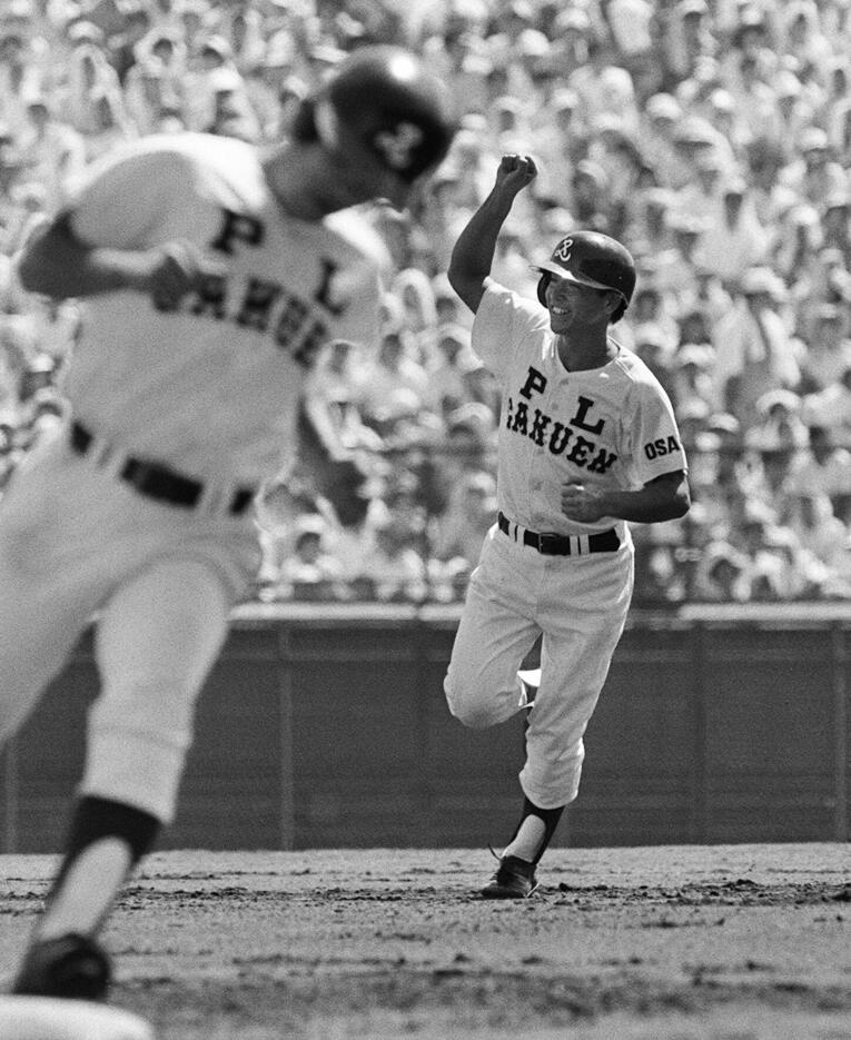 ３年夏の甲子園で２ランホームランを放つPL学園の立浪和義　©︎JIJI PRESS