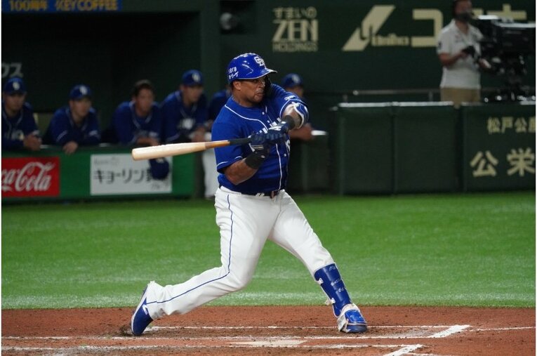 ビシエドの豪快スイング（1／4枚目、2020年撮影）　©Hideki Sugiyama