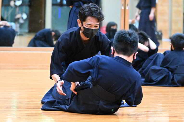 子どもたちと楽しそうに稽古に取り組む戸崎総代表　©Keiji Ishikawa