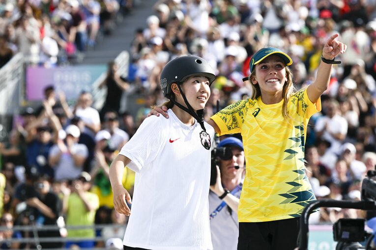 ベストトリック4本目、4位から一気に1位に。クロイ・コベル（オーストラリア）が祝福【3枚目／全3枚】 ©Asami Enomoto／JMPA