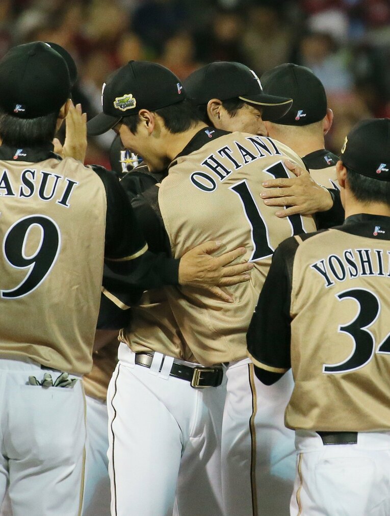 2016年、日本一に輝き抱き合う大谷翔平と栗山英樹監督　©JIJI PRESS