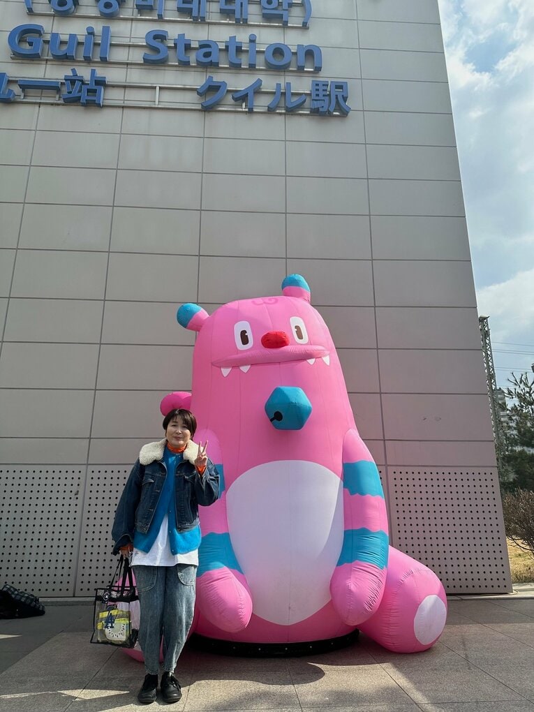 筆者写真。球場最寄りの九一（クイル）駅にて。横にいるのはソウル市のマスコットキャラクター