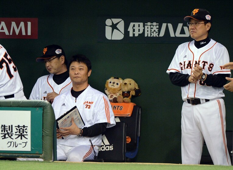 2012年日本シリーズでの原辰徳監督と橋上秀樹戦略コーチ（左）　©︎SANKEI SHIMBUN