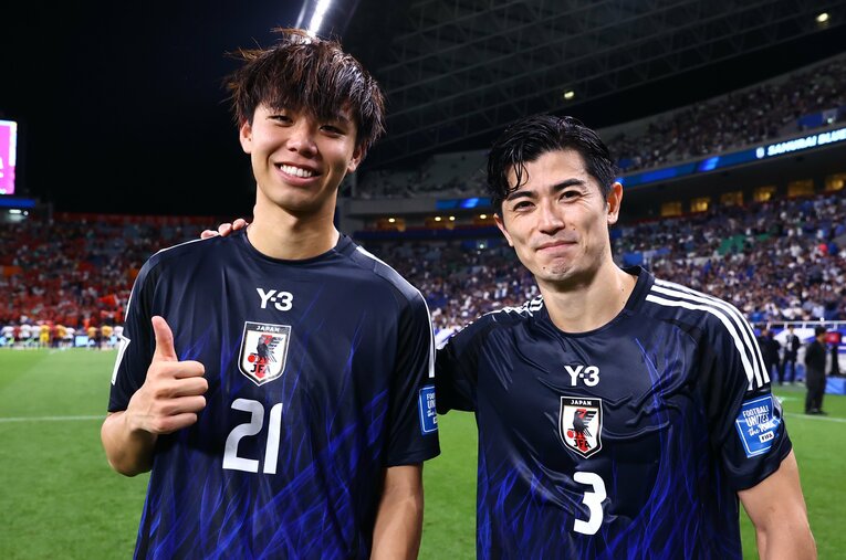 日本代表デビューを飾った川崎フロンターレDF高井幸大（20歳）。試合後、小学生時代から目標の選手だった谷口彰悟と笑顔で写真に収まった ／ photograph by JFA/AFLO