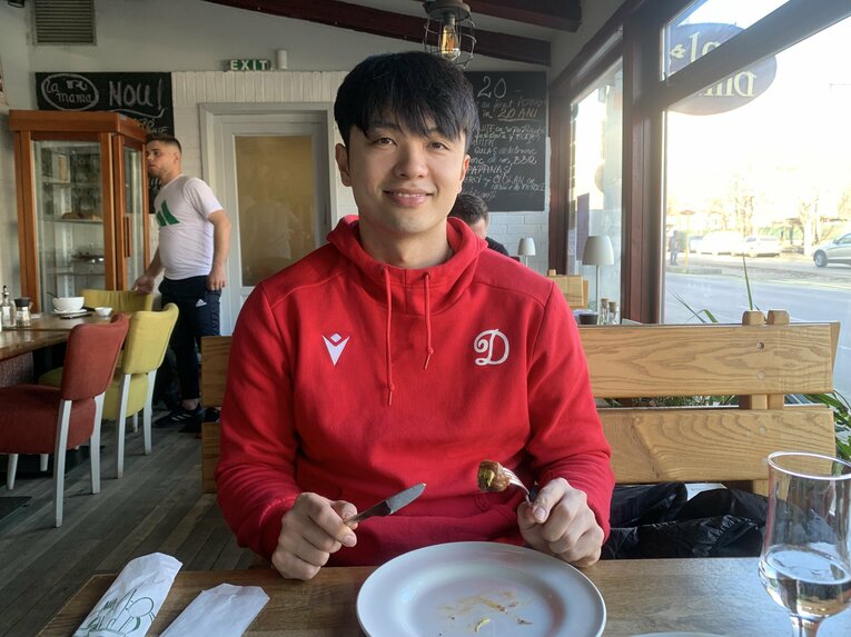 行きつけのレストランを紹介してくれた山本。自身のYouTubeでもルーマニア生活をアップしている　©︎Noriko Yonemushi