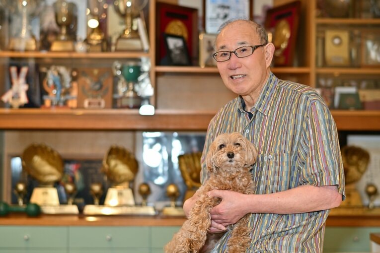 愛犬を抱いて表情をほころばせる現在の西本　©Hideki Sugiyama