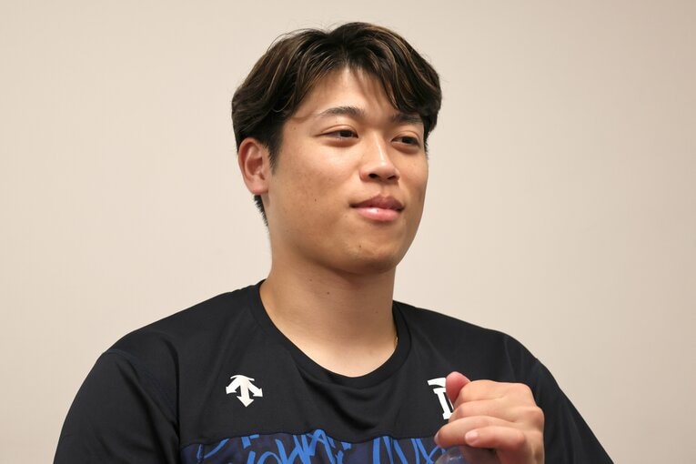 取材中ほんの少しだけ笑顔がこぼれた小園　©NumberWeb