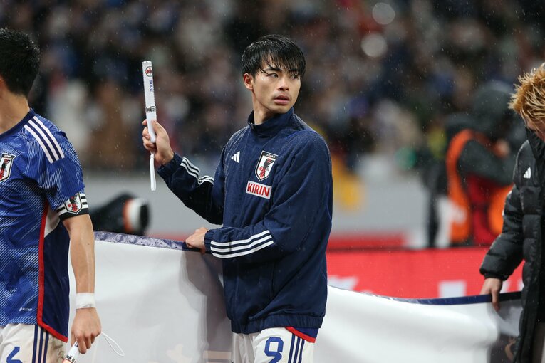 ウルグアイ戦にて、ペンライトを持つ三笘 ©Yasushi Kuwahara／JMPA