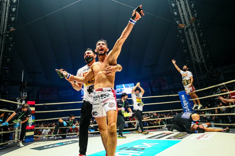 歓喜のクレベルとリングに横たわる朝倉未来　©RIZIN FF Susumu Nagao