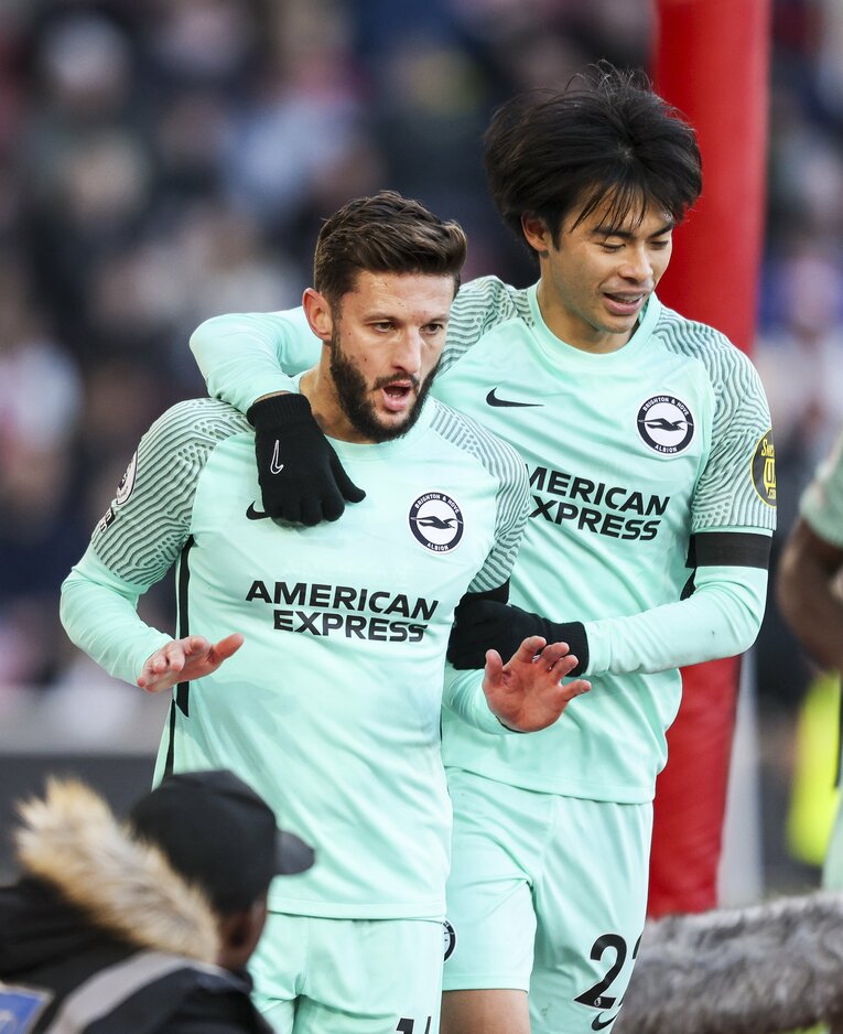 この日1点目を決めたララーナを祝福する三笘　©Getty Images