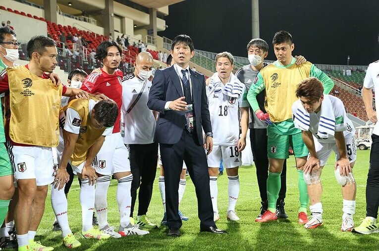 11月16日のオマーン戦の試合後、選手たちに話をする森保一監督。この遠征には28人の選手を招集していた ／ photograph by JFA/AFLO