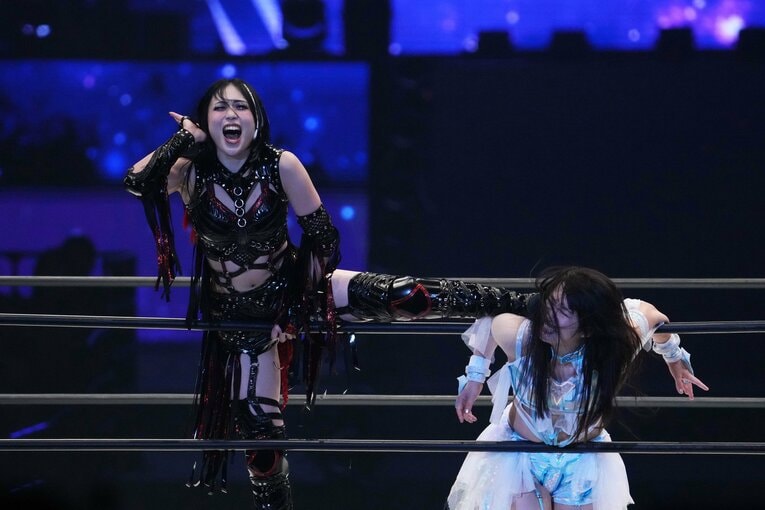 玖麗さやかをロープに張り付けて得意の表情を見せる上谷沙弥　©Masashi Hara