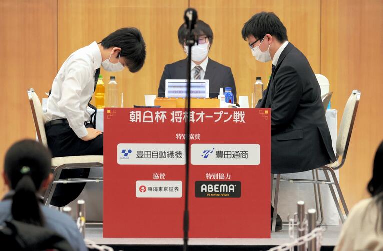 朝日杯オープン準々決勝、永瀬王座に敗れた藤井竜王（代表撮影）　©Kyodo News