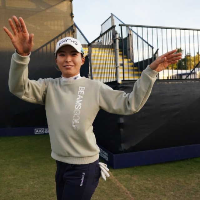 渋野日向子に笑顔が戻った! 現地レポーターが「あの状態から、よく立て直した」と感心した4日間〈優勝ブハイと3年ぶりに祝福ハグ〉
