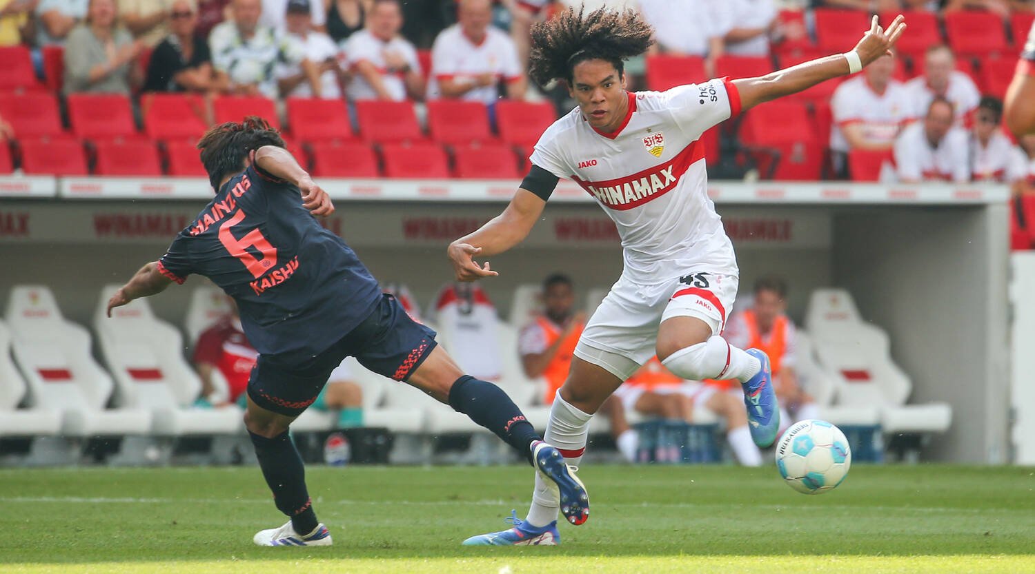 マインツMF佐野海舟（左）とのマッチアップ　©︎AFLO