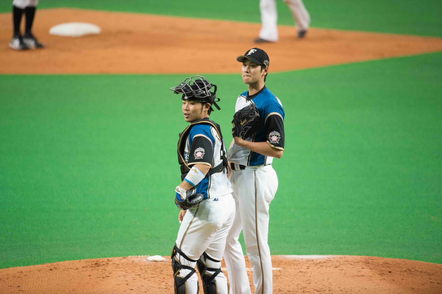 2011年ドラフト4位で日本ハムに入団した。当初はキャッチャーだった（写真は2015年、大谷翔平と）　©BUNGEISHUNJU