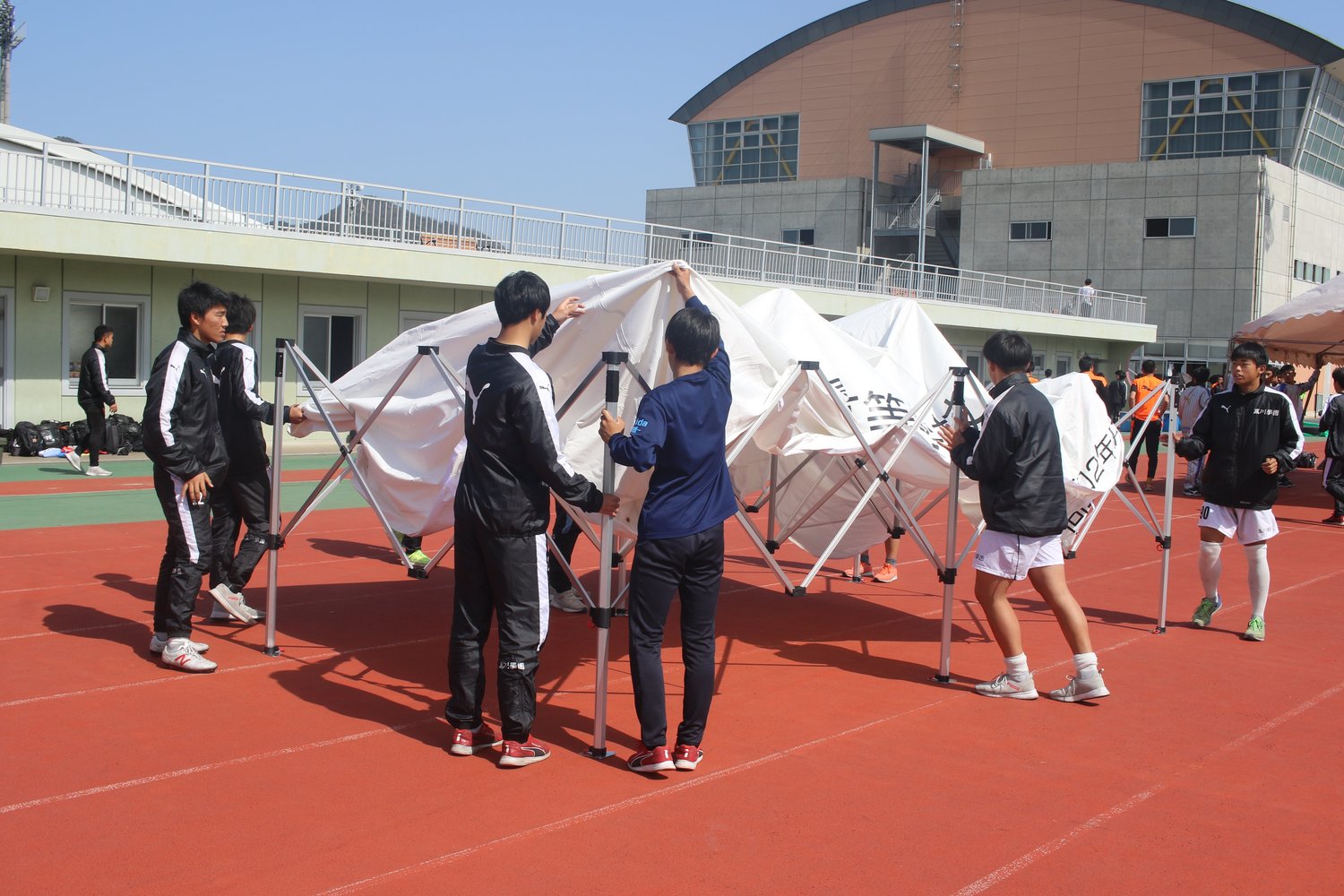 試合の会場でテントを設置するのは「おもてなし部」の仕事　©︎Takahito Ando