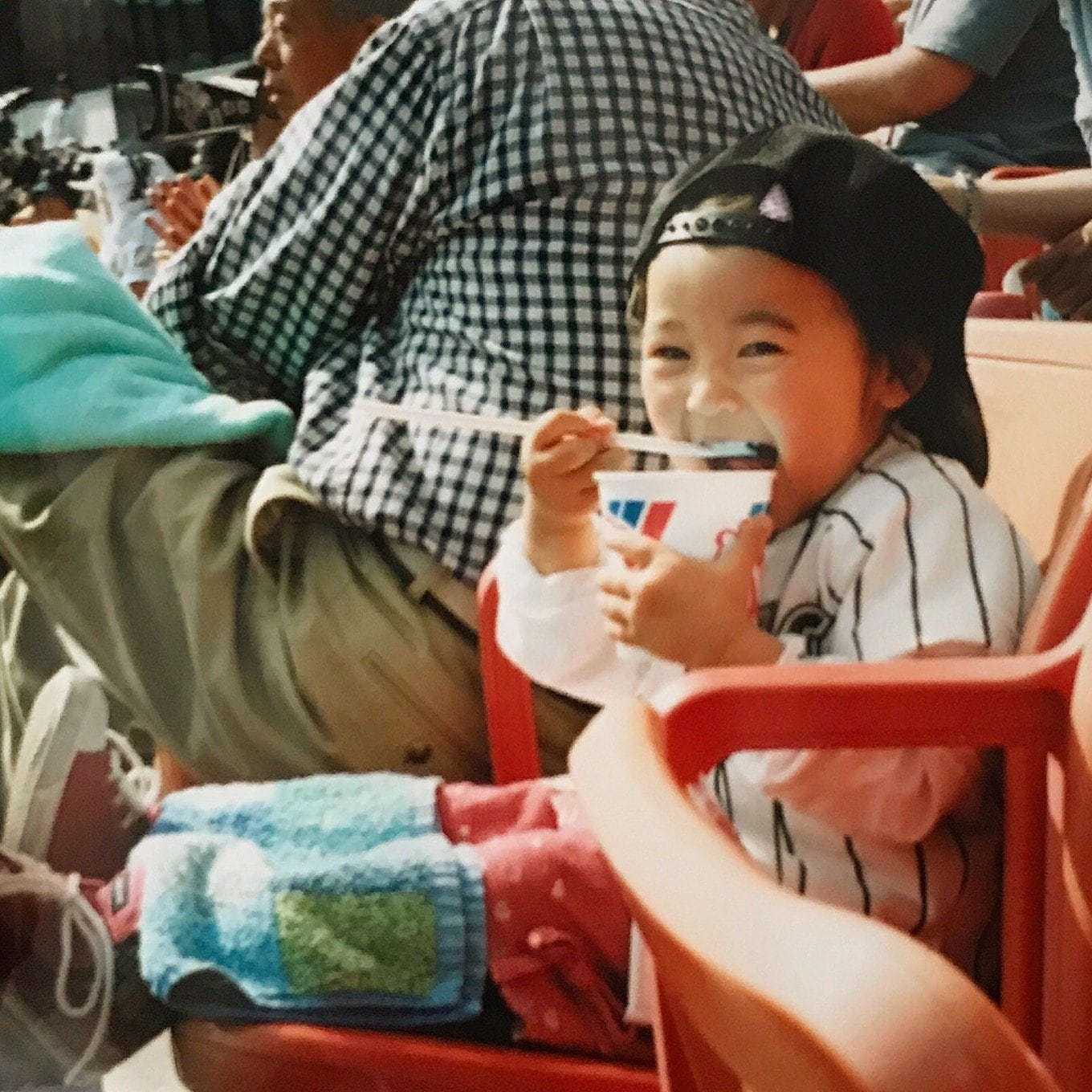 幼少期のMEIさん。当時を知るベテランの球団スタッフは、MEIさんの加入を喜んだ（球団提供）