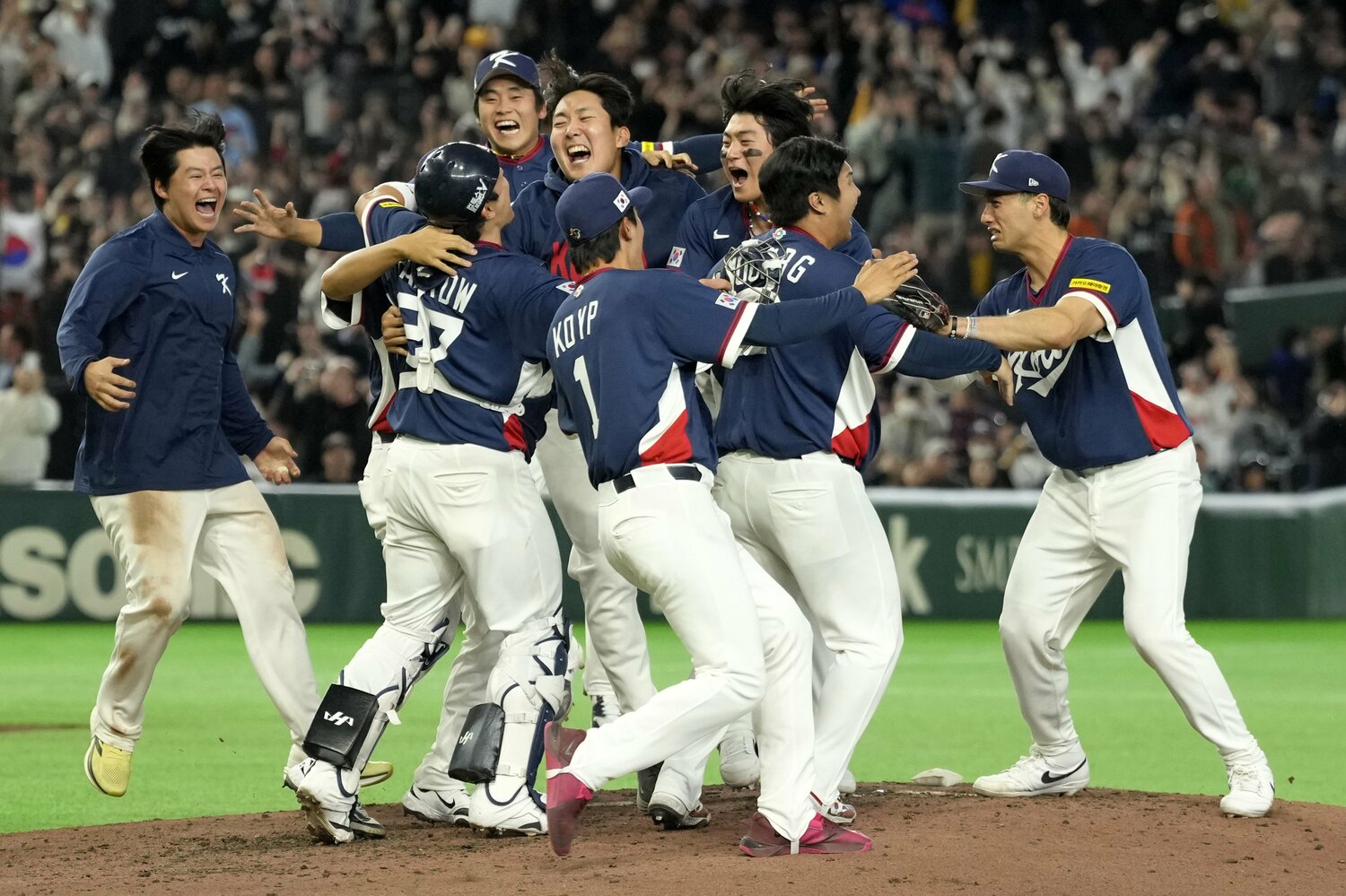 劣勢の条件が揃う中、決勝ラウンド進出を決めた韓国代表　©︎Toru Hanai/Getty Images