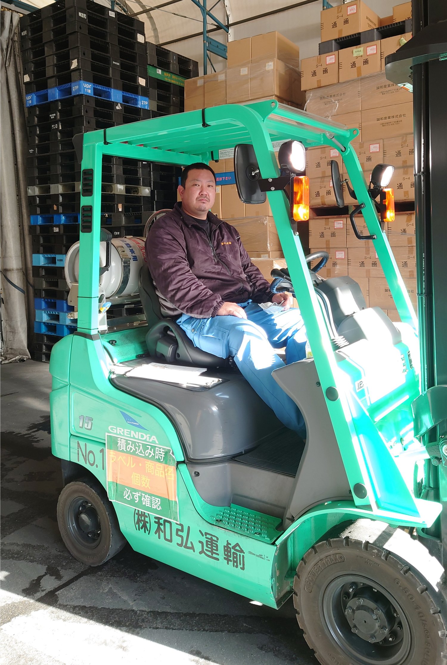 フォークリフトの運転さばきも板についてきた（本人提供）