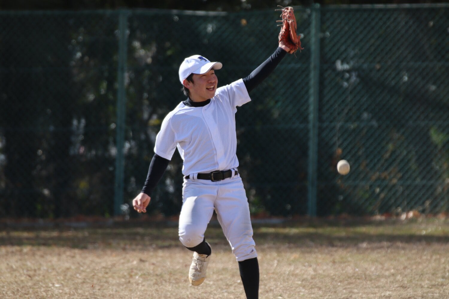 外野ノックを受ける水戸三・永山奏汰主将 ©Yuki Kashimoto