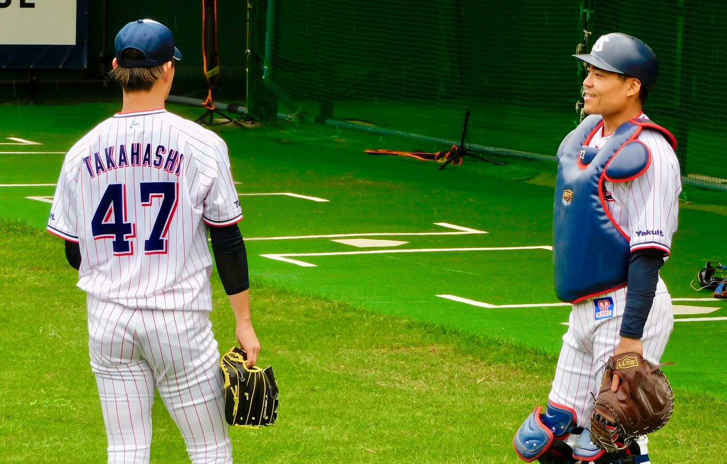 キャンプ中は高橋(左)の球をブルペンで受け、国際球対策を話し合った ©︎Haruka Sato