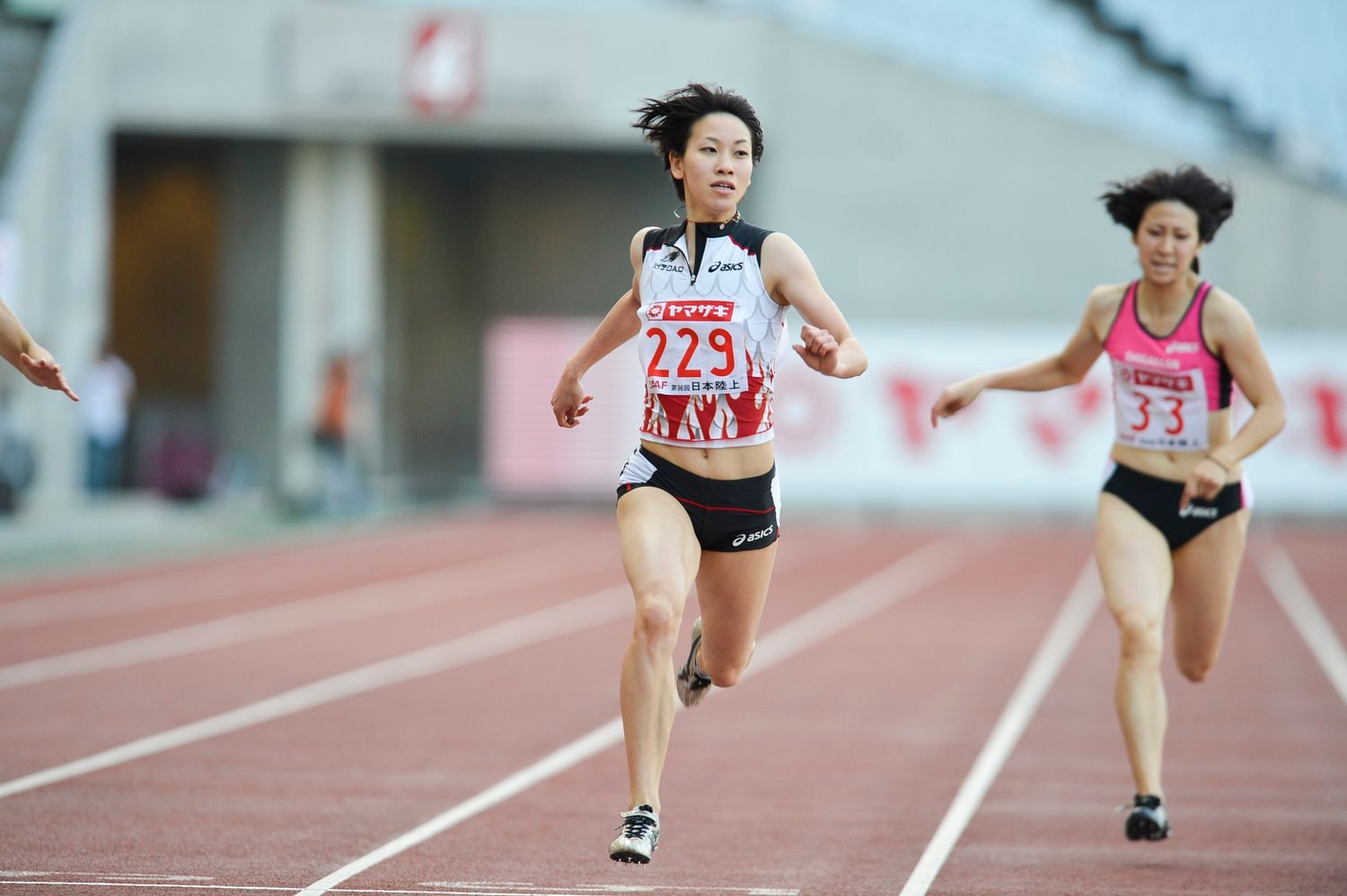 鉄平は女子100mの日本記録を持つ福島に“弟子入り”した（ｃ）Asami Enomoto