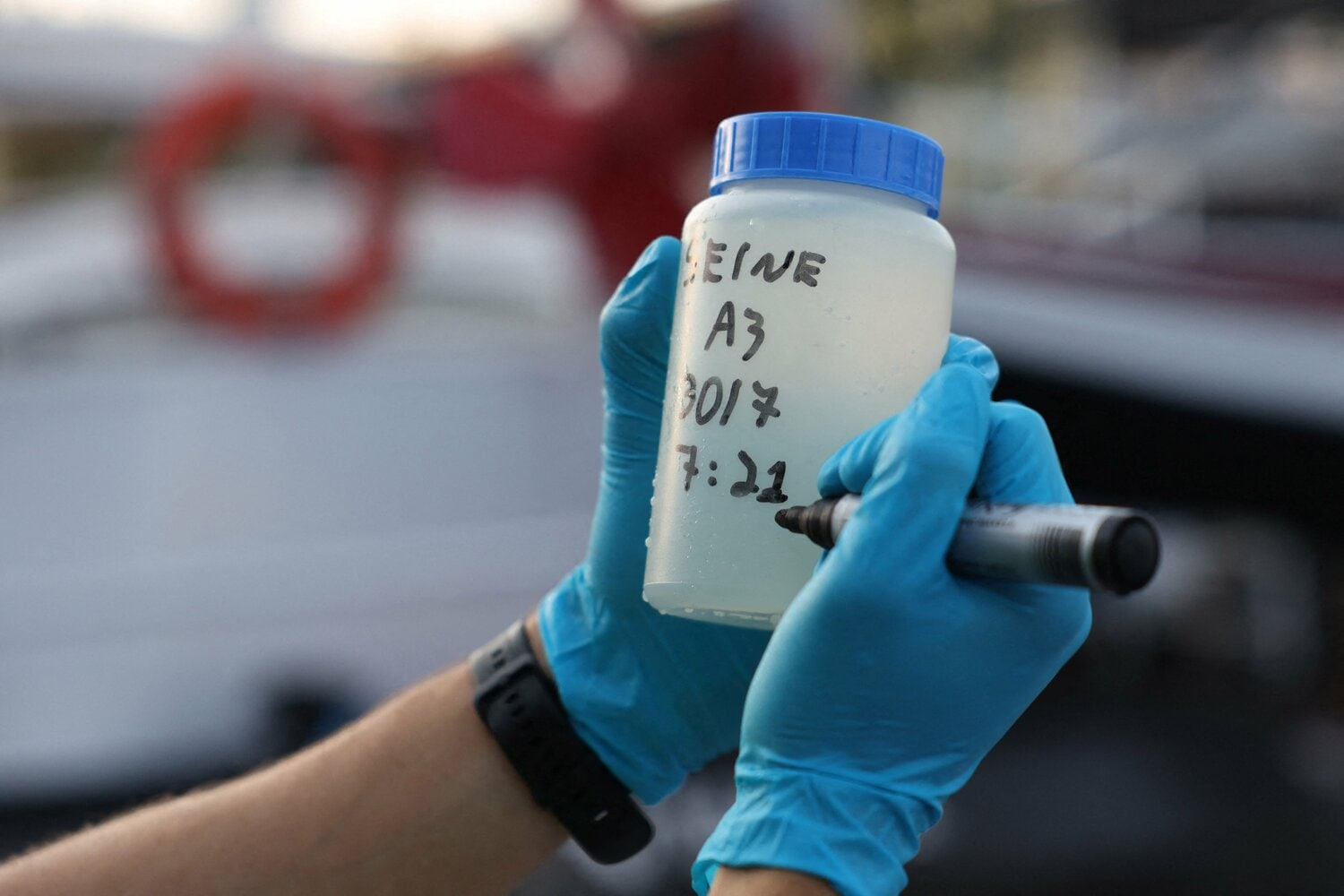 トライアスロン会場付近でセーヌ川の水質検査を行う技術者　©ABACA PRESS/JIJI PRESS