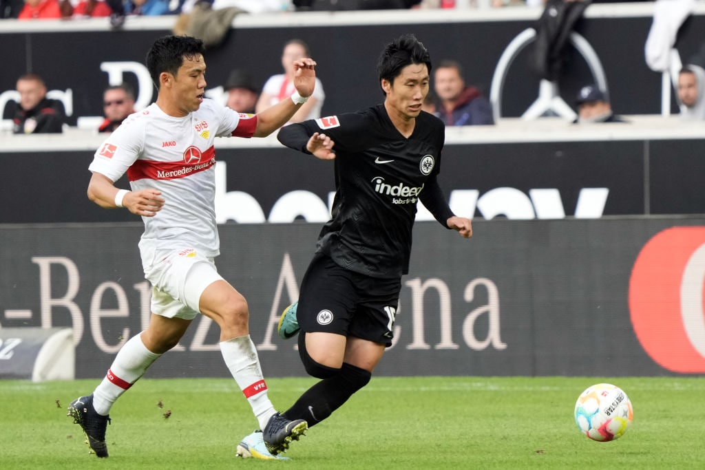 22-23シーズン、遠藤vs鎌田のマッチアップ。ともにドイツで高評価を得ている　©Getty Images