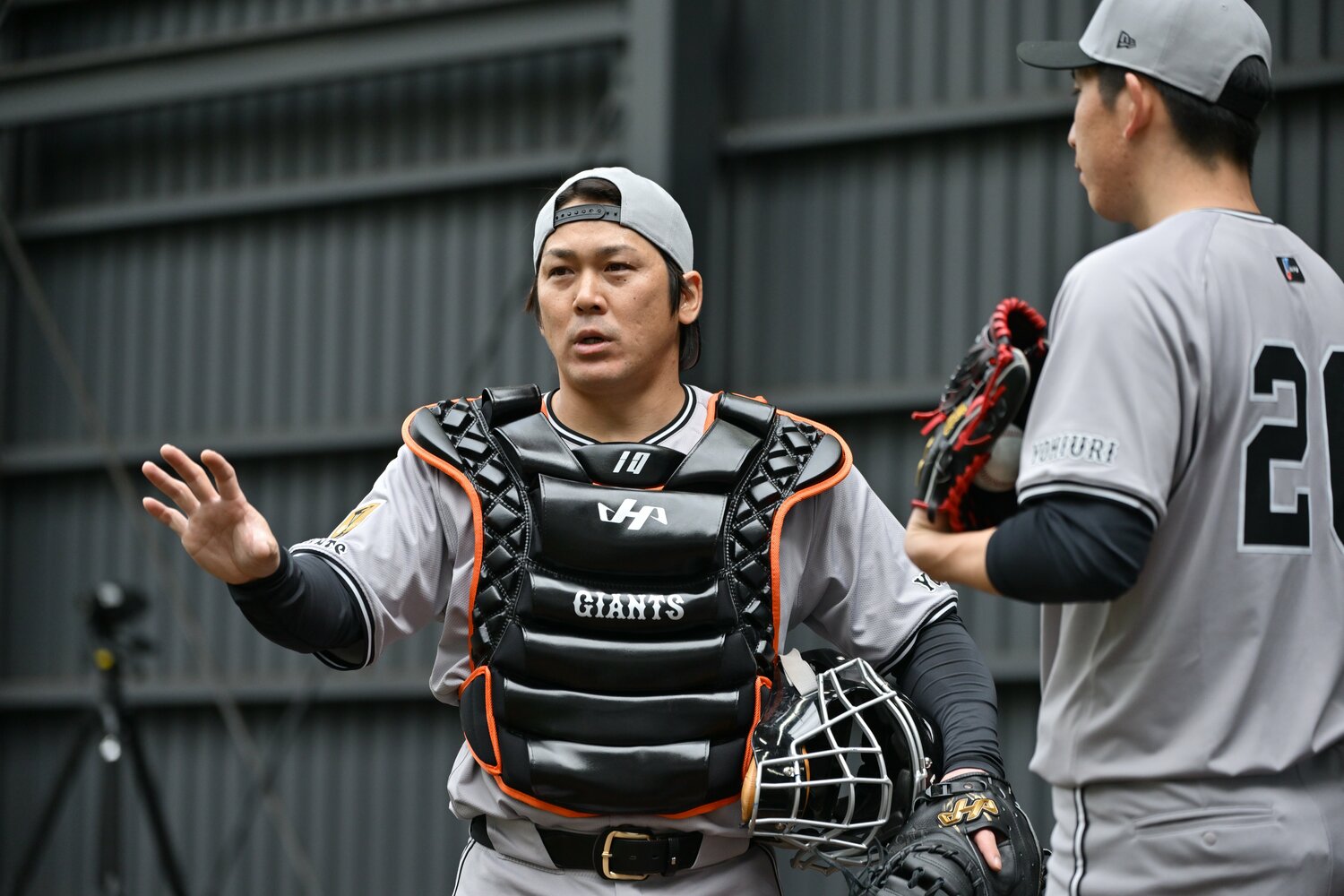 キャンプで巨人のエース戸郷翔征（右）とコミュニケーションをとる甲斐　©︎Hideki Sugiyama
